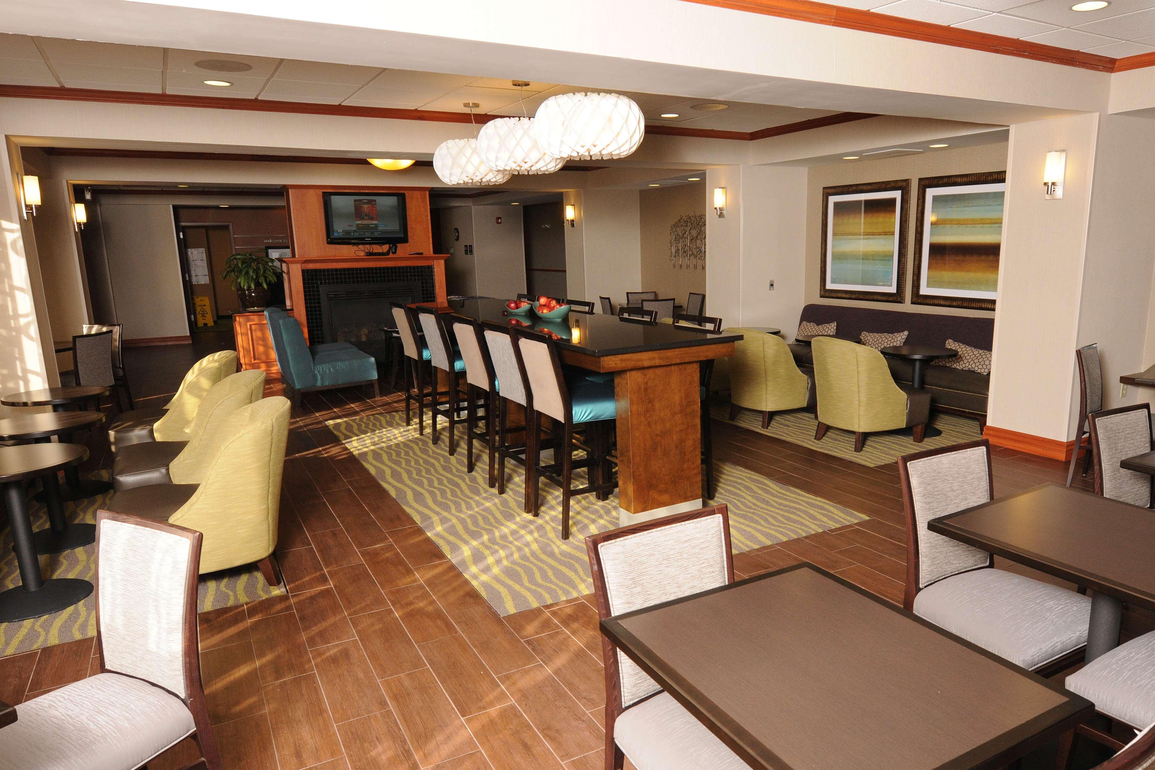 Newly Renovated Hampton Inn Omaha West Lakeside Exterior photo